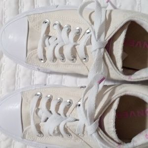 Converse all Stars women's size 6 1/2 cream color
